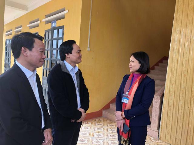 Bộ trưởng Phùng Xuân Nhạ trao đổi với cô giáo Phan Thị Thu Hương, Hiệu trưởng trường TH & THCS Việt Thành
